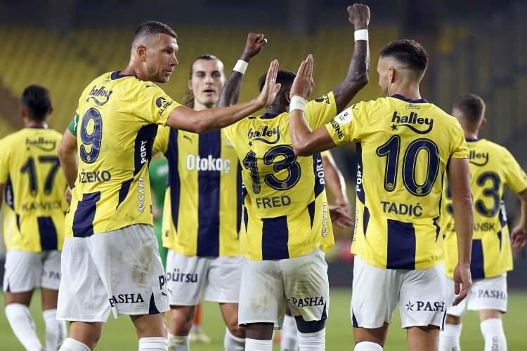 <p>Ligin ilk yarısında Göztepe, Samsunspor, Beşiktaş ve Eyüpspor deplasmanlarında puan kaybı yaşayan Fenerbahçe, iç sahada ise başarılı bir grafik sergiledi. Sarı-lacivertliler 10 ile 26. haftalar arasında evinde oynadığı müsabakalarda hanesine 3'er puan yazdırdı. Bu süreçte 9 maçlık galibiyet serisi yakalanırken, 28. haftada Samsunspor'u konuk ettiği mücadelede gol sesi çıkmadı ve seri sona erdi. İç sahada 18 maça çıkan Kanarya, 14 galibiyet elde etti ve 4 maçta puan kaybı yaşayarak 44 puan topladı.</p>