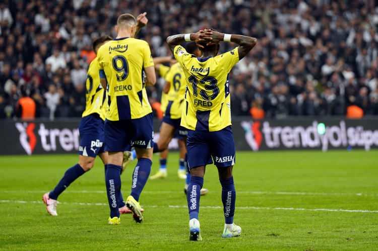 <p>Jose Mourinho'nun öğrencileri bu sezon ezeli rakipleriyle oynadığı karşılaşmalarda galibiyet alamadı. Galatasaray'a evinde mağlup olurken, deplasmanda da golsüz berabere kaldı. Beşiktaş ile oynadığı 2 müsabakada ise sahadan yenilgiyle ayrılan sarı-lacivertliler, 4 derbide sadece 1 puan elde etti.</p>
