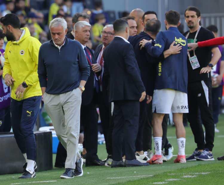 <p>Sarı-lacivertliler, derbilerde 1 gol atarken, kalesinde 5 gole engel olamadı. Öte yandan Ziraat Türkiye Kupası çeyrek finalinde de Galatasaray ile karşılaşan Fenerbahçe, sarı-kırmızılılara 2-1'lik skorla mağlup oldu.</p>