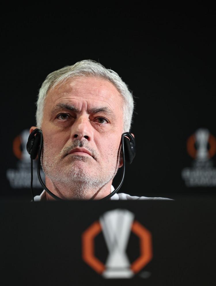 <p>Avrupa kupalarına UEFA Şampiyonlar Ligi 2. eleme turunda başlayan Fenerbahçe, İsviçre ekibi Lugano'yu 2 maçta da mağlup ederek tur atladı. Bir sonraki turda Fransız takımı Lille ile eşleşen sarı-lacivertliler ilk maçta 2-1 yenildiği rakibine karşı rövanşta normal süreyi 1-0 önde tamamlarken, uzatma dakikalarında yediği golle Devler Ligi'ne veda etti.</p>
