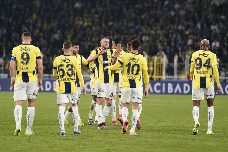 <p>Yoluna Avrupa Ligi lig aşamasında devam eden Fenerbahçe, bu organizasyonda Union Saint-Gilloise ve Slavia Prag'ı mağlup etti. Twente, Manchester United, Lyon ve Midtjylland ile berabere kalan İstanbul temsilcisi, AZ Alkmaar ve Athletic Bilbao'ya ise kaybetti.</p>