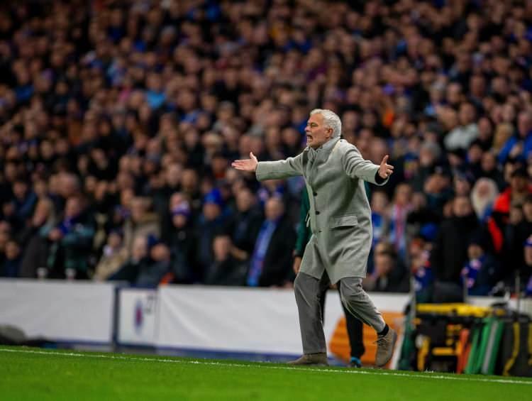 <p>Kanarya, topladığı 10 puanla play-off turuna kalırken, eleme turunda Belçika ekibi Anderlecht ile eşleşti. İlk maçta rakibini 3-0 gibi net bir skorla mağlup eden Mourinho'nun öğrencileri, ikinci maçta 2-2 berabere kalarak son 16 turu biletini aldı. İskoç ekibi Rangers'ı konuk ettiği ilk müsabakayı 3-1 kaybeden Fenerbahçe, bir sonraki hafta deplasmanda 2 farklı öne geçti. Müsabakanın 90 ve uzatma dakikaları sarı-lacivertlilerin 2-0'lık üstünlüğü ile tamamlanırken, seri penaltı atışlarıyla kazanan Rangers oldu.</p>
