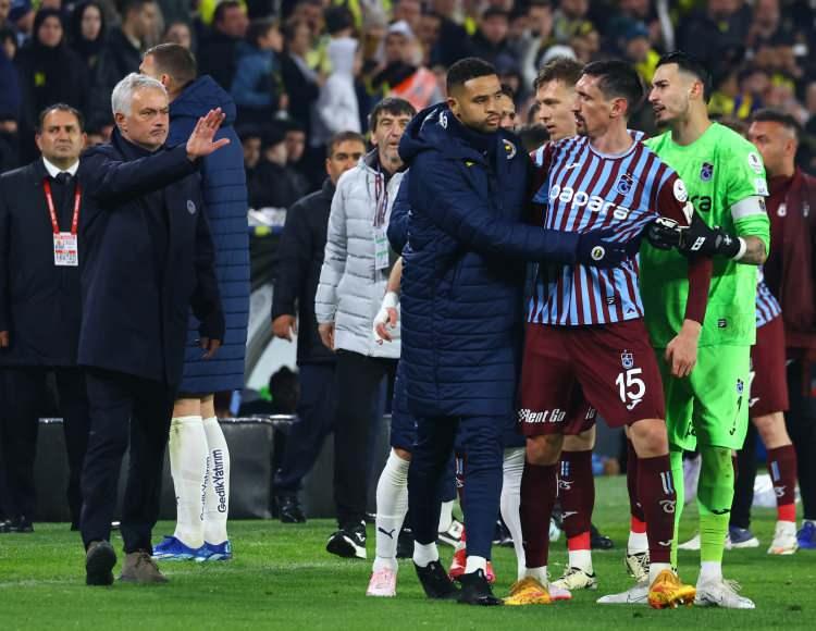 <p>Kariyerinde çalıştırdığı 10. takım olan Fenerbahçe'de 56 maça çıkan Jose Mourinho, 35 galibiyet alırken, 9 mücadelede yenilgi, 12 maçta ise beraberlik yaşadı. Trendyol Süper Lig'de 36 karşılaşmada 26 galibiyet, 6 beraberlik, 4 mağlubiyetle 84 puan toplayan sarı-lacivertlilerde Mourinho, 2.33 puan ortalaması yakaladı.</p>
