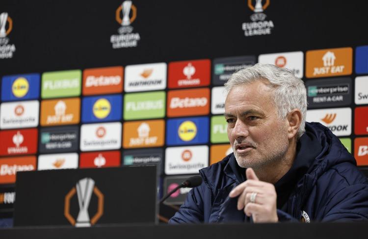 <p>Deneyimli teknik adam, son 12 sezonda çalıştırdığı takımlar arasında en yüksek rakama ulaştı. Mourinho, Porto'nun başında (2.53 ve 2.41) ve Chelsea (2.50, 2.39) ile yüksek ortalamalar yakalayarak şampiyonluklar yaşadı. Portekizli teknik adam 2011-2012 sezonunda Real Madrid ile kazandığı La Liga şampiyonluğunda ise 2.63 puan ortalaması elde etmişti.</p>