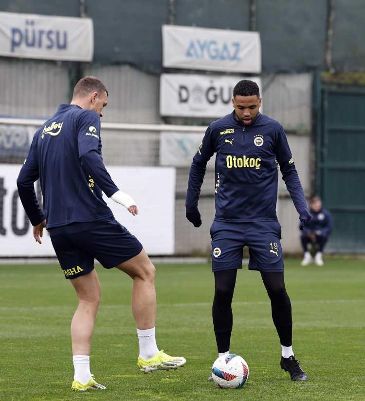 <p>Bosna Hersekli golcü Edin Dzeko da rakip filelere 21 gol gönderdi ve 7 de asist yaptı. Dusan Tadic 11, Anderson Talisca 9, Oğuz Aydın da 7 gollük katkı sağladı.</p>
