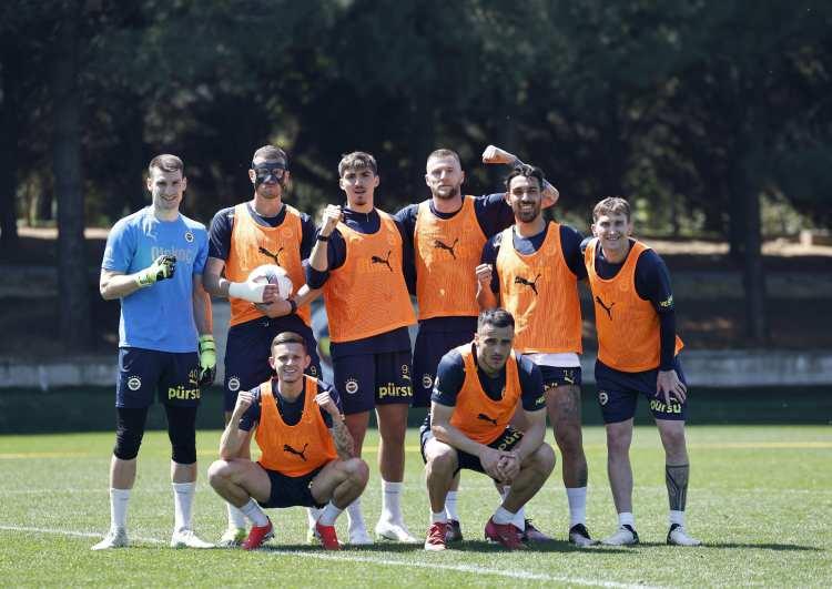 <p>Süper Lig'de 17 farklı futbolcu takımı adına gol kaydederken, tüm kulvarlarda 22 isim gol sevinci yaşadı. Öte yandan bu sezon 12 farklı milletten futbolcu sarı-lacivertli formayı sırtına geçirdi.</p>
