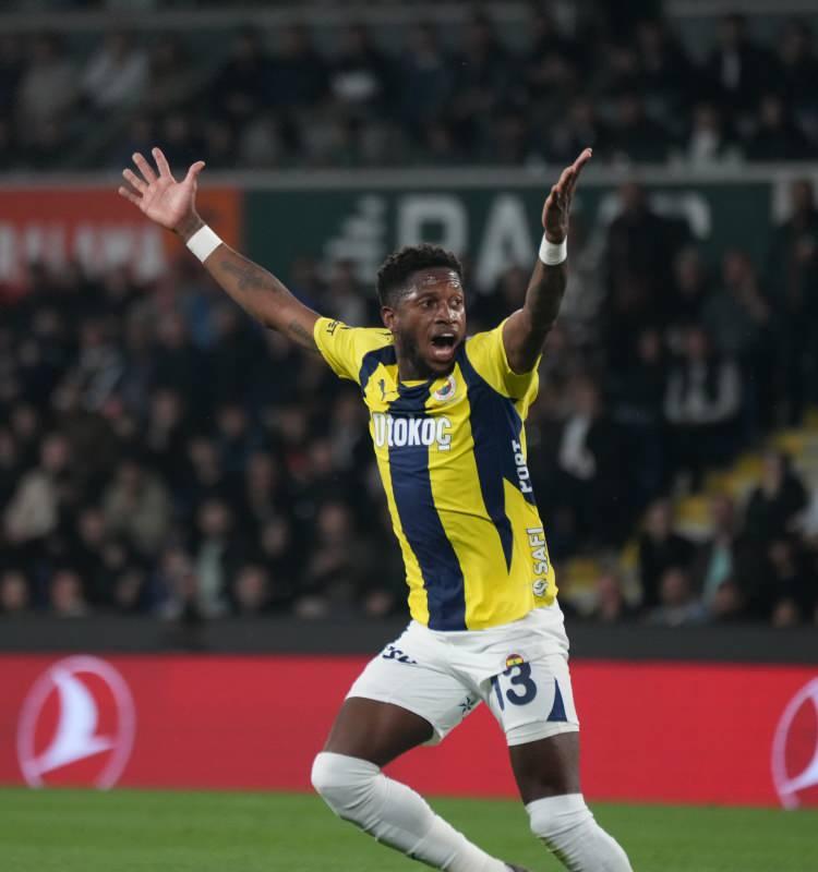 <p>Takım kaptanlarından Dusan Tadic ve Edin Dzeko'ya, son lig maçından 1 gün önce plaket verildi ve iki isim Konyaspor mücadelesinde kadroya alınmadı. Sarı-lacivertli takımda en fazla süre alan isim ise 2 bin 583 dakika ile Fred oldu. Brezilyalı oyuncu Süper Lig'de 31 maçta görev yaptı.</p>
