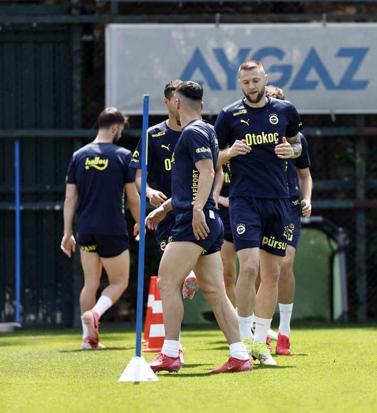 <p>Sarı-lacivertlilerin özellikle savunmada yaşanan sakatlıklar sonrası ara transfer döneminde kadroya dahil ettiği Slovak defans Milan Skriniar, Jose Mourinho'nun sezon ortasında geçiş yaptığı yeni sistemin en önemli ismi oldu.</p>
