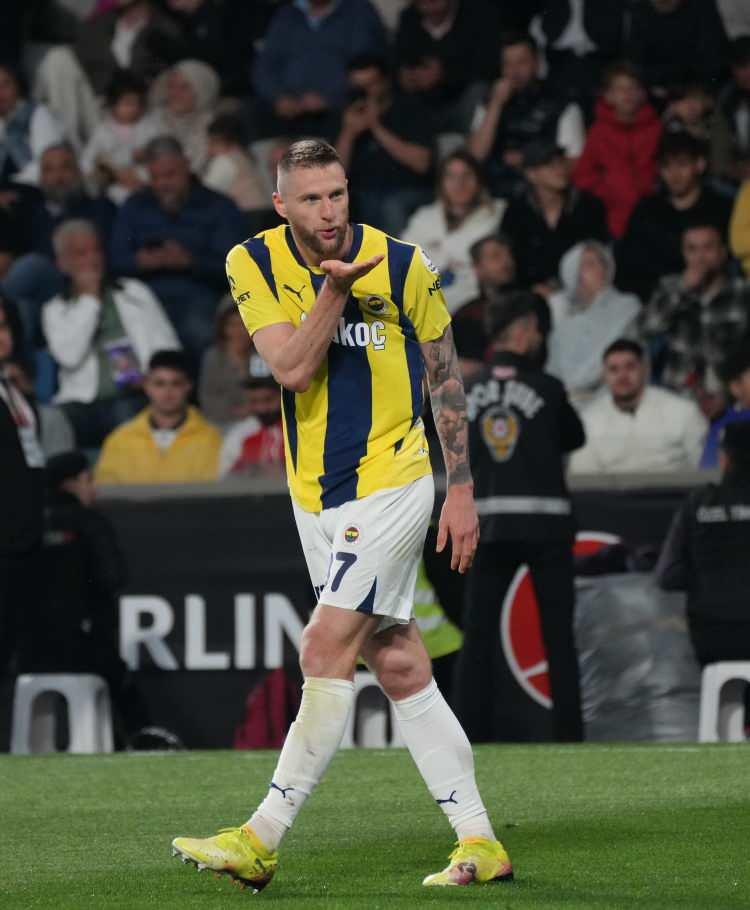 <p>İlk maçına 2 Şubat'ta Çaykur Rizespor'a karşı çıkan Skriniar, sezon sonuna kadar tüm müsabakalarda kesintisiz oynadı. 30 yaşındaki futbolcu, Süper Lig'in yanı sıra Ziraat Türkiye Kupası ve Avrupa Ligi'ndeki mücadelelerin tamamında 90 dakika sahada kaldı. Skriniar; Bodrum FK, Trabzonspor ve Başakşehir müsabakalarında da gol sevinci yaşadı.</p>