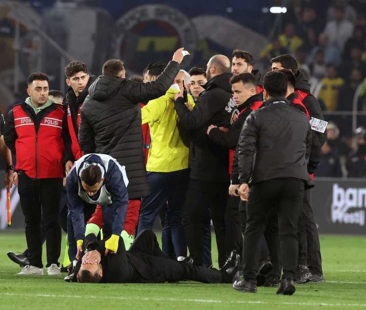 <p>Sarı-lacivertliler 9 puanla grubu lider tamamladı. Çeyrek finalde evinde Galatasaray ile karşılaşan sarı-lacivertliler, tek maç eleme usulüne göre oynanan derbiyi 2-1'lik skorla kaybetti ve turnuvaya veda etti.</p>
