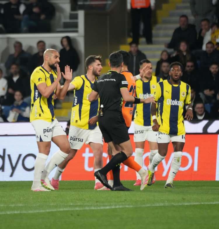 <p>Amrabat, sezon içerisinde 2 kez 4 sarı karttan cezalı duruma düşerken, ligin ilk yarısında Konyaspor, ikinci yarıda ise Eyüpspor'a karşı forma giyemedi. Sarı-lacivertlilerde 2 kez kart cezası çeken diğer isim Fred oldu. Brezilyalı futbolcu 8 müsabakada sarı kart gördü. Bu isimlerin yanı sıra Alexander Djiku 7, İsmail Yüksek 6 sarı kartla sezonu tamamladı.</p>
