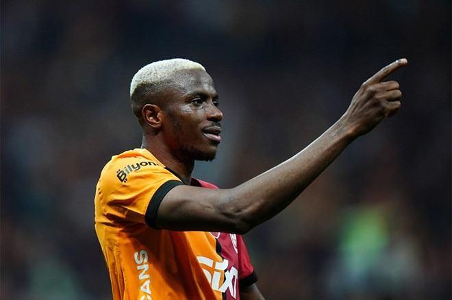 <p>Galatasaray, Victor Osimhen'e 3 yıl için yaptığı 45 milyon euroluk teklifi 54 milyon euroya çıkardı. <br />
<br />
(TAKVİM)</p>
