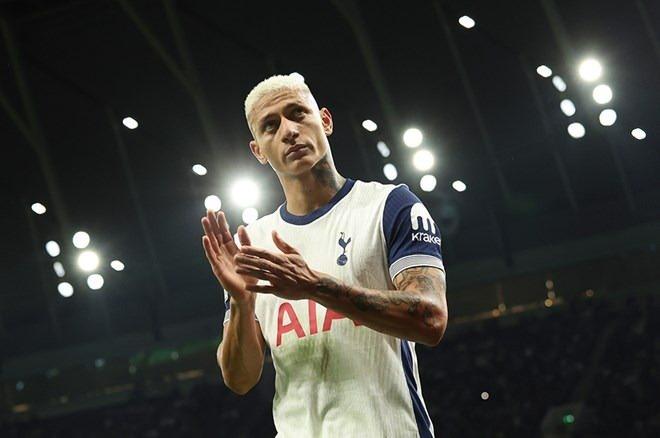 <p>Fenerbahçe, Bissouma için Tottenham ile görüşürken sürpriz bir şekilde Richarlison önerisi geldi.<br />
<br />
Sarı lacivertliler bu seçeneği de değerlendiriyor. Mourinho'nun da onayıyla transfer süreci hız kazannabilir.<br />
<br />
(FANATİK)</p>
