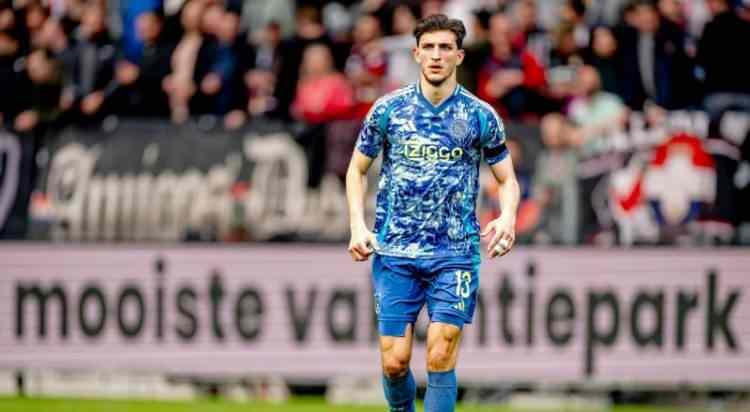 <p>Gelecek sezon kadrosunda ülkede yetişmiş yerli oyuncu sayısını artırmayı hedefleyen Galatasaray, Trabzonspor'un eski yıldızı Ahmetcan Kaplan'la ilgileniyor.<br />
<br />
(HT SPOR)</p>