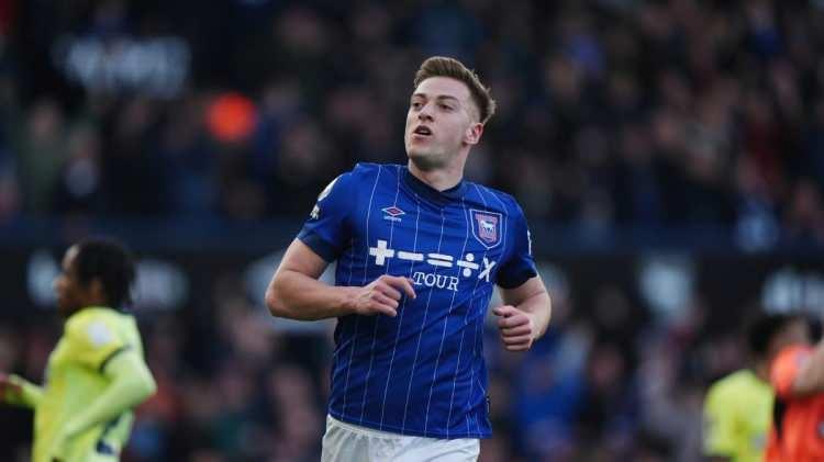 <p>* Ipswich'te gösterdiği performansla Premier Lig devlerinin dikkatini çeken Liam Delap, Chelsea'ye transfer oldu.</p>
