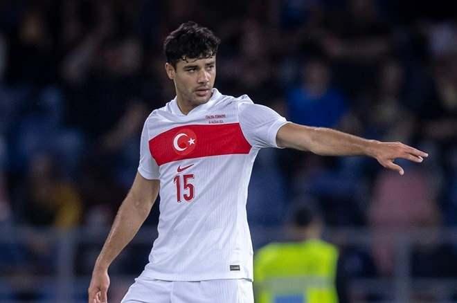 <p>Galatasaray, Hoffeinheim ile yolları ayırması beklenen Ozan Kabak'ı takip ediyor.<br />
<br />
Sarı-kırmızılılar, eski futbolcusunu yeniden kadroya katmak istiyor.<br />
<br />
(FANATİK)</p>