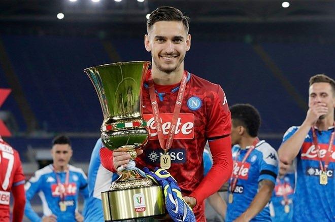 <p>Muslera sonrası kaleci arayışını sürdüren Galatasaray, Napoli'den Meret'i kadrosuna katmak istiyor.<br />
<br />
(TAKVİM)</p>