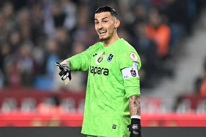 <p>Trabzonspor, Galatasaray ile adı anılan Uğurcan Çakır'ın yurt içine satışına sıcak bakmıyor.<br />
<br />
Milli kaleciye Monaco ve Burnley'den ilgi var. Ancak 2 takımın teklifi de bordo-mavililerin istediği düzeyde değil.<br />
<br />
(AKŞAM)</p>