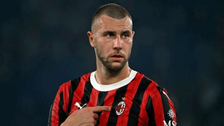 <p>Galatasaray, Milan forması giyen Pavlovic'in transferi için temaslarını sürdürüyor.<br />
<br />
(TAKVİM)</p>