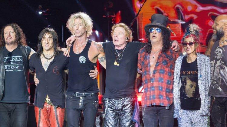 <p><span style="color:#000000"><strong>Yıllardır dünya müzik listelerinin unutulmazları arasına adını yazdıran ABD'li rock grubu Guns N' Roses, önceki akşam İstanbul'da Türk hayranlarıyla bir araya geldi. </strong></span></p>
