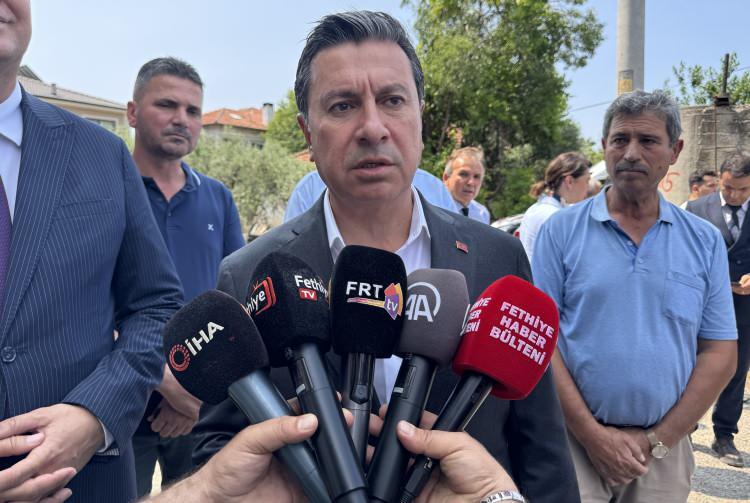 <p>Cenazenin ardından açıklama yapan Akbıyık, depremde 75 vatandaşın yaralandığını belirterek,<em><strong> "Biri ağır yaralı olmak üzere toplam dört vatandaşımızın tedavisi sürüyor. Yapılarda bir yıkım söz konusu değil, sadece birkaç yapıda çatlaklar var."</strong></em> dedi.</p>
<p> </p>