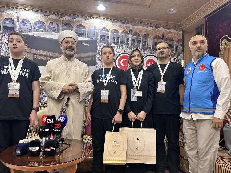 <p><span style="color:#000000">Başkan Erbaş, bu anlamlı buluşmanın anısına, Cennet Köse ve Mehmet Akif ile Ahmet Furkan’a hediyeler takdim etti.</span></p>
