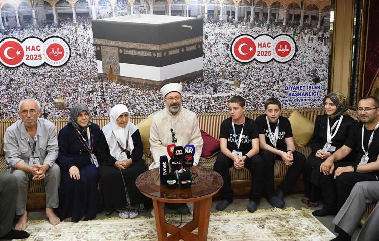 <p><strong>12 YAŞ SINIRI NEDENİYLE ÇOCUKLAR VE BEBEKLER GELEMEDİ</strong></p>

<p><strong><em>“Cenab-ı Hak herkese nasip eylesin”</em></strong><span style="color:rgb(0, 0, 0)"> diyen Başkan Erbaş, Suudi Arabistan’ın bu yıl 12 yaşı sınır olarak değerlendirdiği hatırlatarak, 12 yaşın altında da kurası çıkmış çocuklar bulunduğu ancak yaş sınırına takıldıklarını da aktardı. </span></p>
