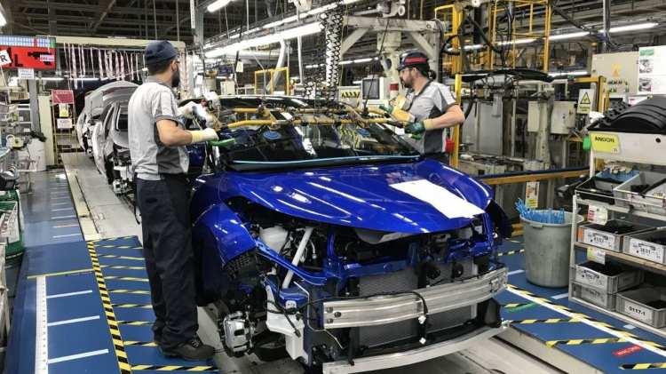 <p>Elektrikli dönüşüm karşısında içten yanmalı motorlu araçlar hızla gerilerken, birçok model yollardan tamamen çekilmeye hazırlanıyor. Bu araçların sıfır kilometre versiyonları artık bayilerde satılmayacak.</p>