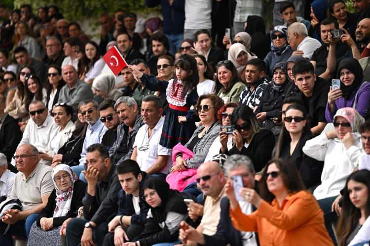 <p><span style="color:#B22222"><strong>DUYGU DOLU ANLAR YAŞANDI</strong></span></p>
<p> </p>
<p> </p>
<p>Askerler, program sonunda bando eşliğinde tören geçişi yaptı.</p>
<p>Törenin sona ermesinin ardından erler aileleriyle buluşarak özlem giderdi.</p>
<p>Buluşmada duygu dolu anlar yaşandı.</p>