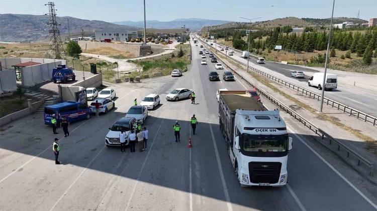 <p>Yetkililer, bayram boyunca sürücüleri trafik kurallarına uymaya davet ederek, "Bir kural, bir ömür" mottosuyla güvenli yolculuk çağrısı yaptı.</p>