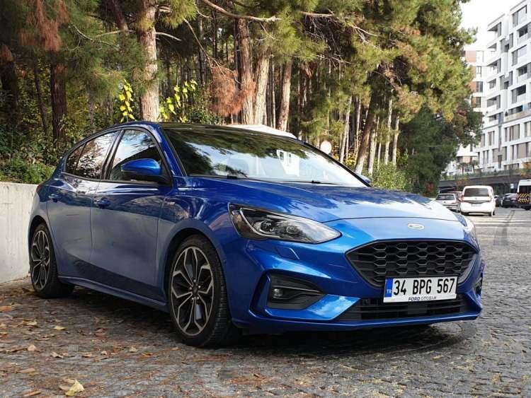 <p>Ford Focus<br />
Bir dönemin efsanesi Ford Focus, Avrupa ve bazı pazarlarda üretimden kalkıyor. Ford, elektrikli kompakt modellere odaklanıyor.</p>