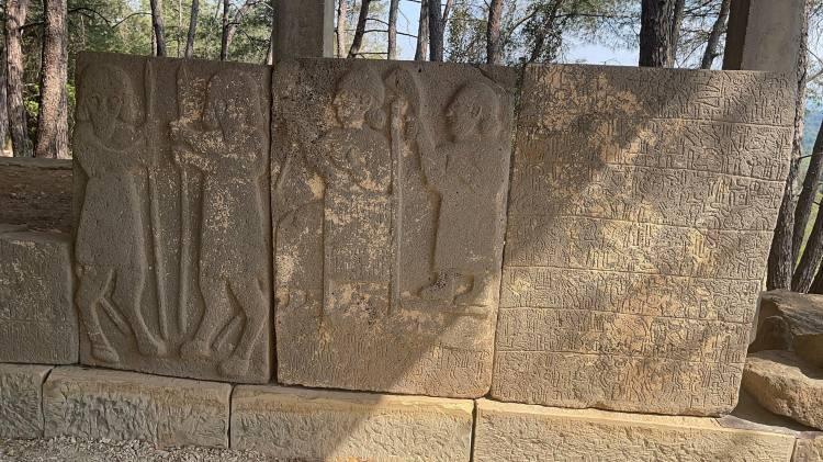 <p>Demir, "Anadolu Hiyeroglifleri, kökeni Göbeklitepe ve Körtik Tepe kadar uzanmaktadır. UNESCO Dünya Belleği Kütüğü’ne kaydedilen Karatepe yazıtları görüntüler bakımından dünyadaki en uzun çift dilli yazıttır. Dünyadaki tüm yazılar resim yazısından türemiştir. Resim yazıları evrenseldir, yani herhangi bir dille bağımlı değildir" diye konuştu.</p>