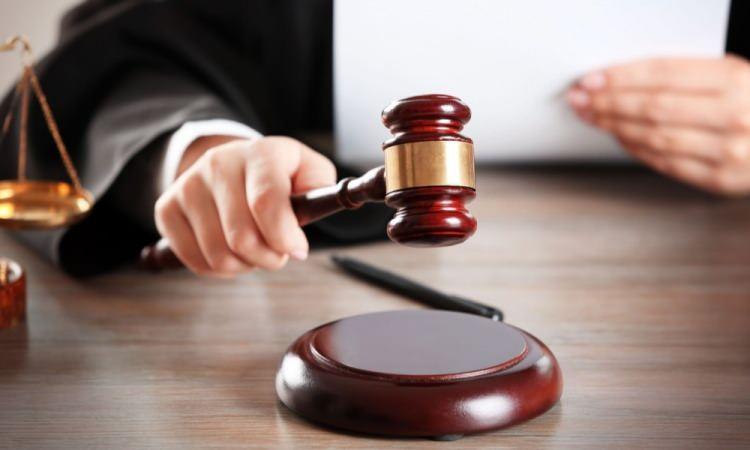 <p><span style="color:#000000"><strong>23 yaşındaki zanlı, cezasını &ccedil;ekene kadar tutuklu kalacak ve bu cezanın toplamda - neden olduğu zararlarla birlikte - 9.000 avroyu aştığı tahmin ediliyor.</strong></span></p>
