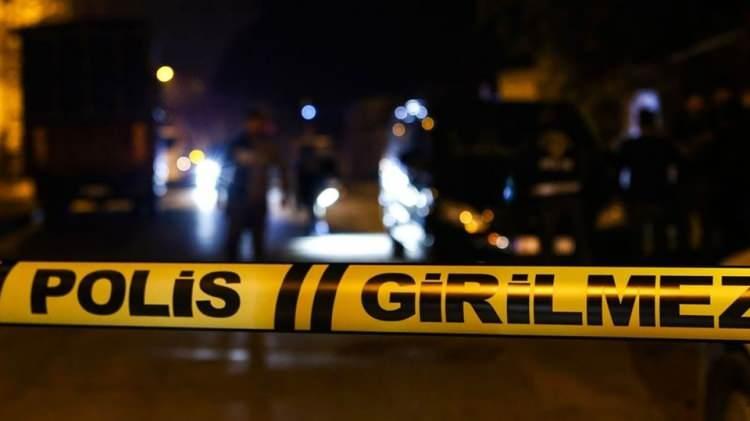 <p>Yapılan incelemelerde iş insanının en son gittiği ev bulundu ve baskın yapıldı. Şüphelilerin iş insanını banyoda parçalara ayırıp 'Kurban kestik' diye etini komşulara dağıttığı ortaya çıktı.</p>
<p> </p>
<p><span style="color:#B22222"><strong>İşte kan donduran olayın detayları...</strong></span></p>