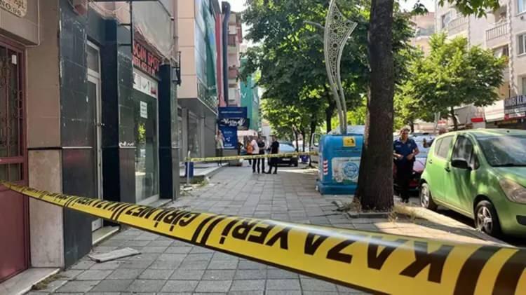 <p>Kayıp iş insanı öldürüldü mü? Fidye için kaçırıldı mı? O da bilinmiyordu.</p>
<p>Çünkü ortada ne bir ceset ne de bir fidye isteme vardı. Kadının kim olduğunu tespit eden cinayet masası, soruşturmayı derinleştirdi.</p>
<p>Ortalarda bulunmayan kadın kimlerle bağlantılıydı? O araştırılmaya başlandı. Zincirleme izler iş insanın kaybolduğu Zeytinburnu’na uzandı. Kadının bağlantılı olduğu birkaç Afgan ve İranlı tespit edildi.</p>