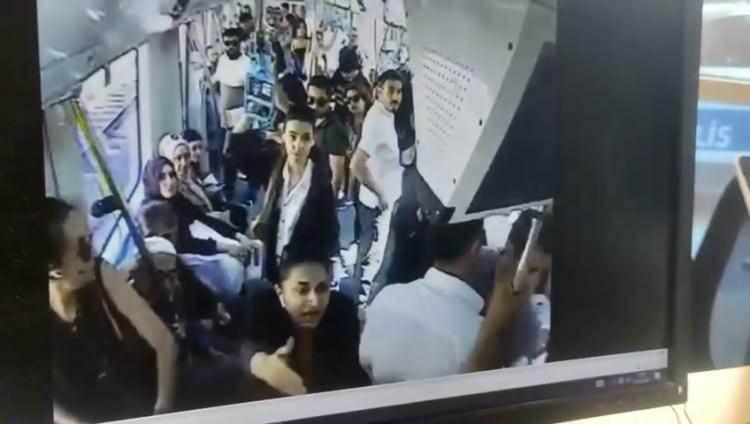<p>"VİCDANIM RAHAT ETMEDİ"</p>

<p> </p>

<p> </p>

<p> </p>

<p>Aktan "Ben her zamanki rutinimi yapmıştım. Okuldan çıkmıştım. Yenikapı'da Marmaray tren istasyonunda trenimi bekledim bindim trenime. Gelirken rutin yine aynı yolculuk devam ederken Bostancı İstasyonu'nda çocuklu baba orada bekliyordu. Tren kapıları açıldı. Aslında çok rahat bir şekilde geçebilirdi. Kenarda bekleyen bir kardeşimiz vardı. Direkt ona bir sözlü tepkide bulundu.</p>
