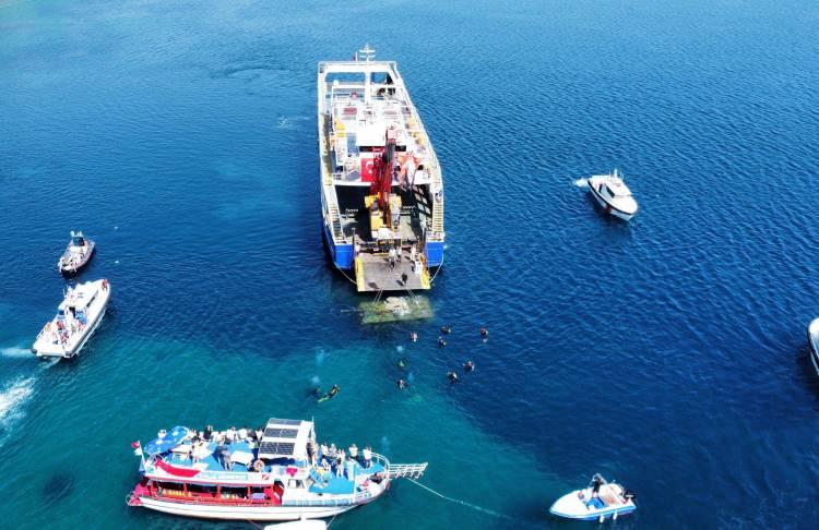 <p>Edirne Valiliği ve Edirne Saros Turizm Altyapı Hizmet Birliği (ESTAB) iş birliğinde 'Saros Körfezi Askeri Tank Batırma ve Yapay Resif Oluşturma Projesi' kapsamında gerçekleştirilen törenle Saros Körfezi'ndeki Su Altı Tarih Müzesi'ne M62 T model tank batırıldı.</p>
<p> </p>
