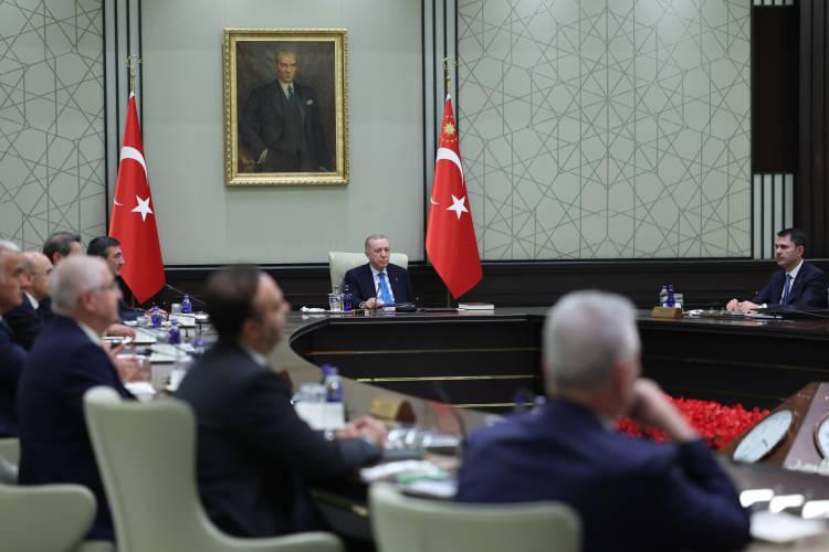 <p>Cumhurbaşkanlığı Kabinesi, bugün Beştepe’de toplandı. Son toplantısını 12 Mayıs’ta yapan Kabine’nin üyeleri, Cumhurbaşkanı Recep Tayyip Erdoğan başkanlığında bir araya geldi.</p>
