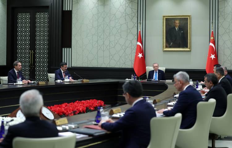 <p>İç ve dış politikadaki gelişmelerin masaya yatırılacağı toplantıda, öncelikli gündemin “Terörsüz Türkiye” olması bekleniyor.</p>