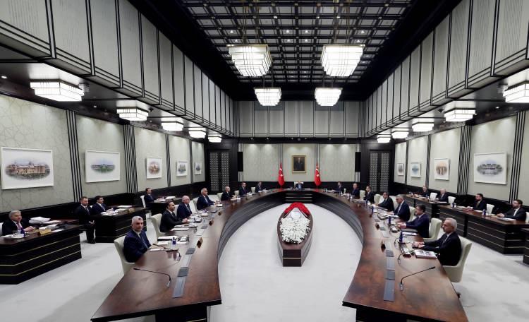 <p>Azerbaycan dönüşü yaptığı açıklamada “Terörsüz Türkiye” sürecinde sorun olmadığını, gelişmelerin olumlu istikamette sürdüğünü belirten Cumhurbaşkanı Erdoğan, “İnşallah Terörsüz Türkiye hedefimize ulaşacağız. Suriye’de SDG hâlâ oyalama taktiklerine devam ediyor. Bundan vazgeçmeleri şart. Alınan kararların uygulamasını çok yakından takip ediyoruz” demişti.</p>