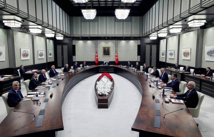 <p>Kabinede, terör örgütü PKK’nın fesih ve silah bırakma kararının sahaya nasıl yansıdığına ilişkin istihbarat ve güvenlik raporları ele alınacak.</p>
