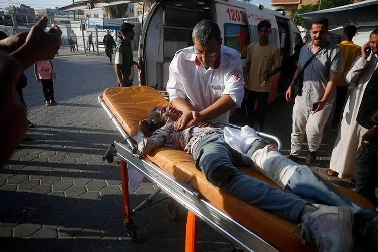 <p> İsrail ordusunun Gazze Şeridi'ne Kurban Bayramı’nın ikinci günü sabah saatlerinde düzenlediği saldırılarda en az 50 Filistinli yaşamını yitirdi.</p>
<p> </p>
<p>Gazze'ye 7 Ekim 2023'ten beri düzenlediği saldırılarda hastane, okul, yerinden edilen Filistinlilerin çadırları gibi yerleri bombalayan İsrail ordusunun Kurban Bayramı'nın ikinci gününde de hedefinde siviller vardı.</p>
<p> </p>