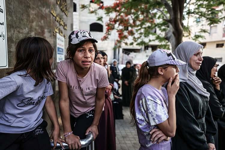 <p>Gazze'deki Sivil Savunma Müdürlüğü Sözcüsü Mahmud Basal, AA muhabirine yaptığı açıklamada, İsrail savaş uçaklarının Gazze kentinin güneyindeki Sabra Mahallesi'nde "Ebu Şeria" ailesine ait içinde yaşayanların olduğu 3 katlı evi bombaladı.</p>
<p><br />
Basal, saldırıda 6'sı çocuk 15 Filistinlinin hayatını kaybettiğini, 50 kişinin de yaralandığını belirtti.</p>
<p> </p>