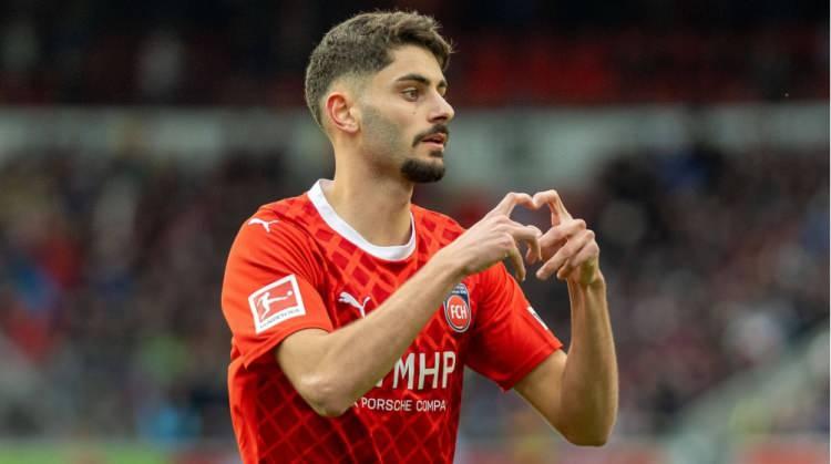 <p>Eren Dinkçi<br />
<br />
Yaş: 23<br />
<br />
Kulüp: Freiburg<br />
<br />
Mevki: Sağ kanat<br />
<br />
Piyasa değeri: 8 milyon Euro</p>
