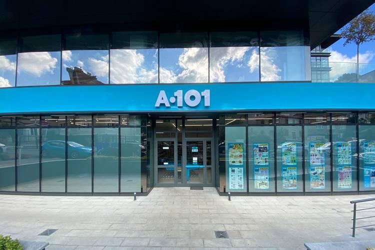 <p>A101 market şubelerinin bayram süresince açık olması bekleniyor. Kurban Bayramı'nın ilk günü saat 12:00 gibi açılması ve saat 21:00 gibi kapanması diğer günlerde ise çalışma saatlerinin 09:00-21:00 olarak devam etmesi bekleniyor.</p>