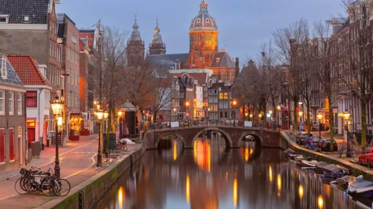 <p><span style="color:#B22222"><strong>Hollanda</strong></span></p>

<p> </p>

<p><br />
Resmi tatil değildir.</p>

<p>Çalışanlar işverenlerinden izin talep edebilir.</p>

<p>Okullar, öğrencilerin bayramda devamsızlıklarını tolere edebilir.</p>
