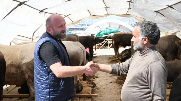 <p>Başkası tarafından bağışlanan parayla kurban kesilebilir mi?</p>
<p>Oğlu veya başkası tarafından kendisine bağış yapılan kimse bu paranın sahibi sayılıyor. Kişi, bağışlanan bu parayla isterse kurbanlık alıp kesebiliyor. Kesilen bu hayvan, kurban yerine geçiyor.</p>