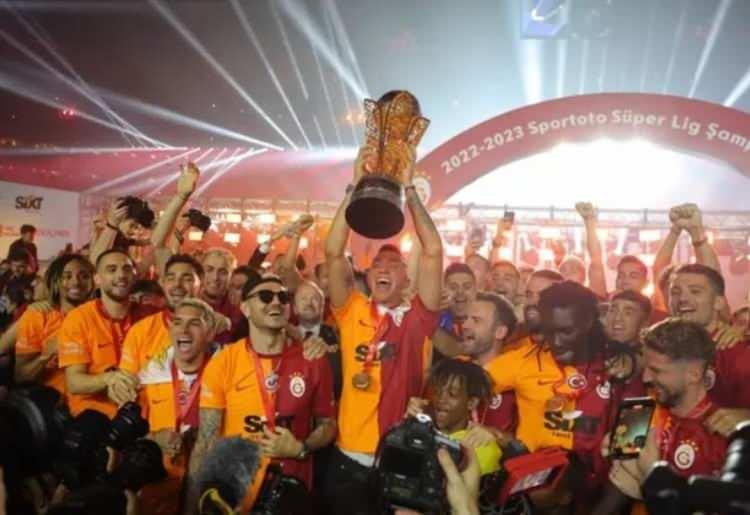 <p>Usta sanatçı Coşkun Sabah'ın geçtiğimiz pazar günü Yenikapı Meydanı'nda düzenlenen Galatasaray'ın şampiyonluk kutlamalarında sahneye çıkacağı açıklanmıştı. </p>
<p> </p>