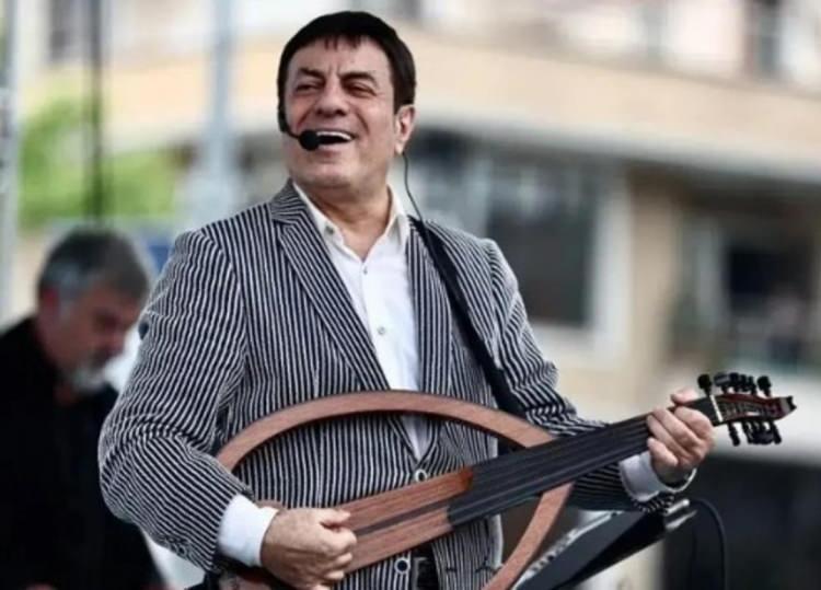 <p>Sahneye çıkacak şarkıcılar arasında adı açıklanan Coşkun Sabah, kutlamalara 12 saat kala, gelen bir telefonla şaşkına döndü. Sahne programının iptal edildiğini öğrenen Sabah, bu durum karşısında büyük hayal kırıklığı yaşadı.</p>