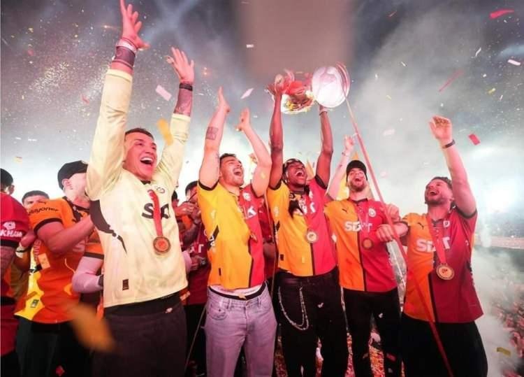 <p>Her fırsatta kırgınlığını dile getiren Sabah, Galatasaray Başkanı Dursun Özbek'e çağrıda bulunarak mahrumiyetiyle ilgilenmesini rica etti. </p>